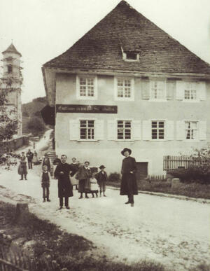 Heinrich Hansjakob 1890 vor dem Gasthaus Drei Schneeballen